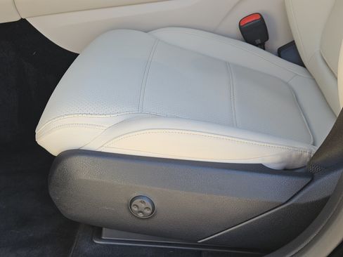 Used 2025 Mercedes-Benz GLC 350e 4MATIC image 25