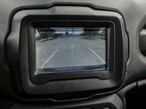 Used 2018 Jeep Renegade Latitude FWD image 24