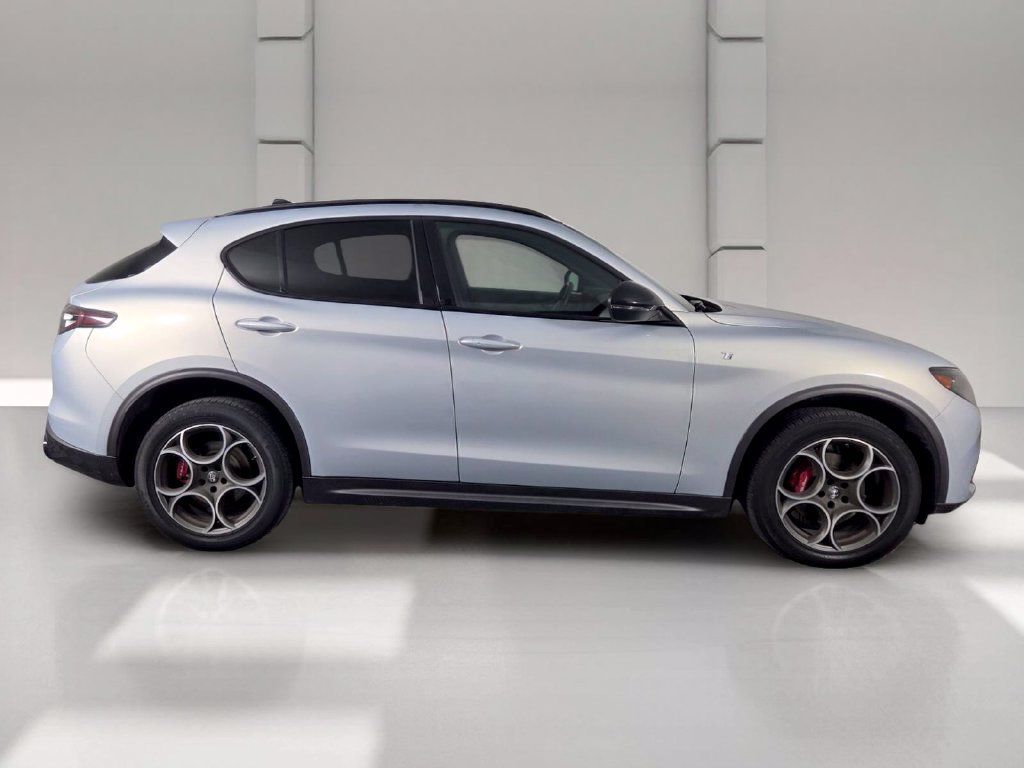 Used 2024 Alfa Romeo Stelvio Ti AWD/4WD image 4