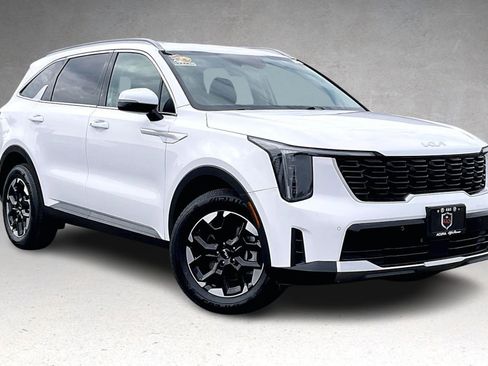 Used 2024 Kia Sorento S image 2