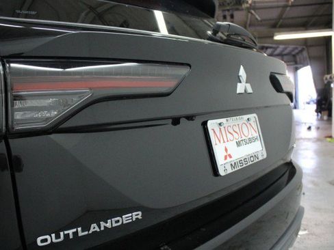 New 2026 Mitsubishi Outlander SE image 4