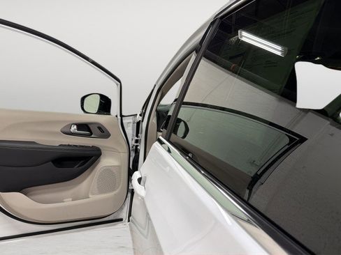 Used 2024 Chrysler Pacifica Touring-L FWD image 14