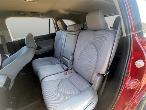 Used 2022 Toyota Highlander LE FWD image 18
