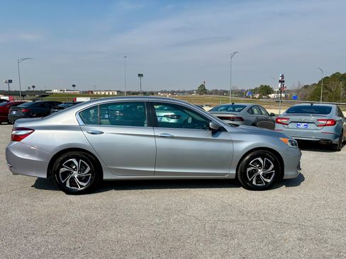 Used 2017 Honda Accord LX image 7