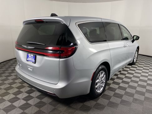 Used 2024 Chrysler Pacifica Touring-L image 7