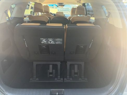 Used 2024 Kia Carnival EX FWD image 12