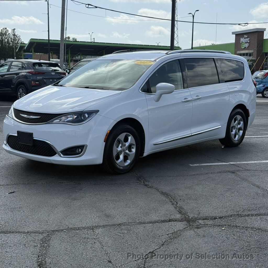 Used 2017 Chrysler Pacifica Touring-L Plus FWD image 6