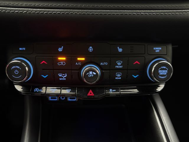 Used 2023 Dodge Durango SXT w/ SXT Blacktop Group RWD image 18