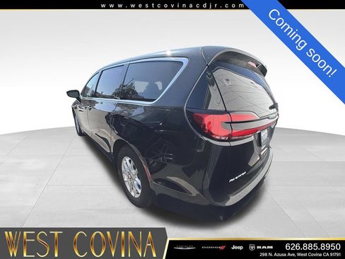 Used 2024 Chrysler Pacifica Touring-L FWD image 5