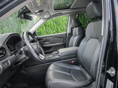 Used 2025 Honda Pilot Touring image 7