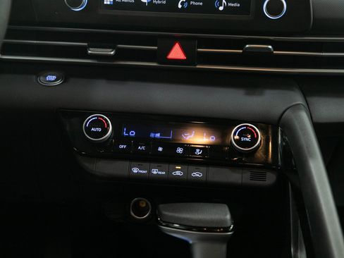 Used 2026 Hyundai Elantra Hybrid FWD image 17