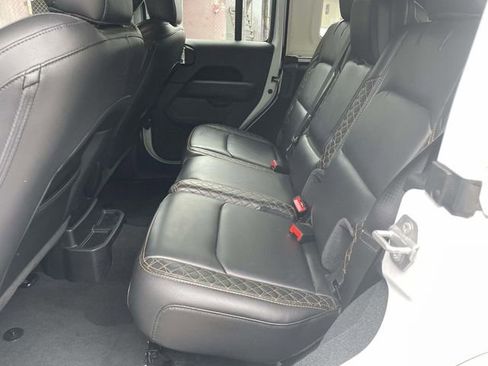 Used 2022 Jeep Wrangler Unlimited Sahara AWD/4WD image 11