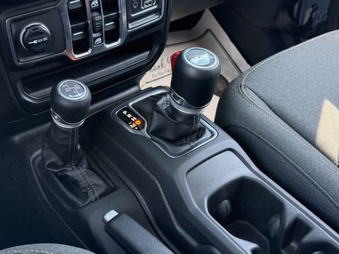 Used 2025 Jeep Wrangler Unlimited Sahara AWD/4WD image 17