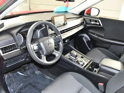 Used 2024 Mitsubishi Outlander ES AWD/4WD image 2