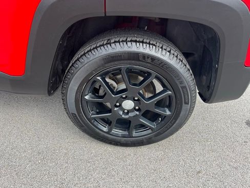 Used 2019 Jeep Renegade Latitude w/ Cold Weather Group image 14