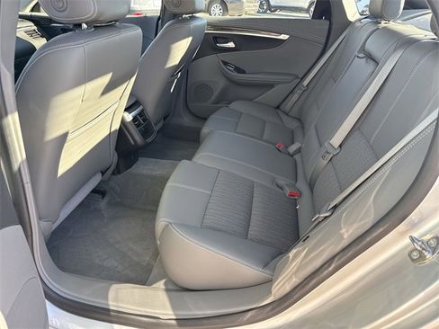 Used 2015 Chevrolet Impala LT w/ Convenience Package image 14