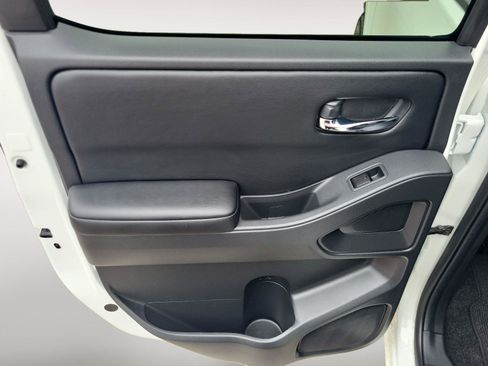 Used 2025 Nissan Frontier SV image 18