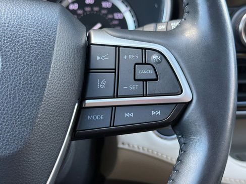 Used 2022 Toyota Highlander XLE image 32