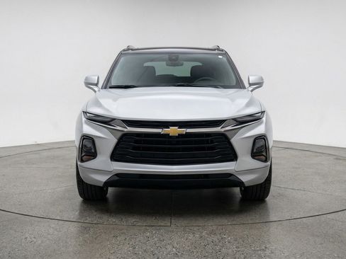 Used 2025 Chevrolet Blazer LT FWD image 2