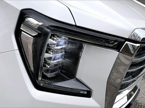 Used 2022 GMC Yukon XL SLT w/ SLT Premium Package image 26