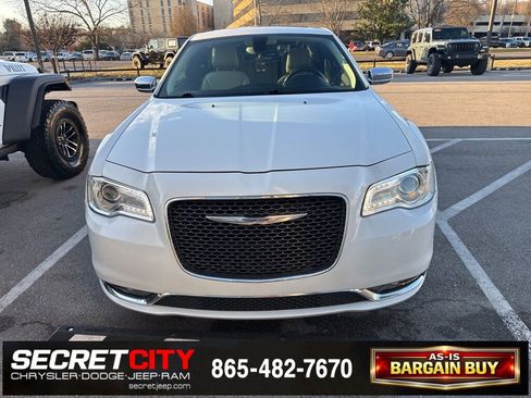 Used 2017 Chrysler 300 C image 8