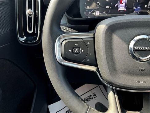 Used 2022 Volvo XC40 T5 Momentum image 13