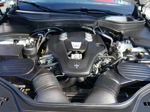 Used 2017 Maserati Levante w/ Luxury Package AWD/4WD image 11