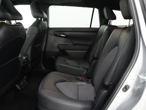 Used 2025 Toyota Highlander XSE AWD/4WD image 16