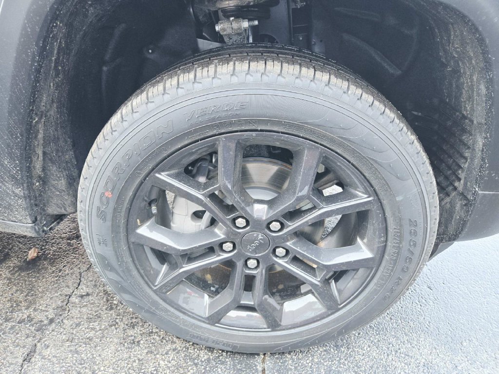 Certified 2025 Jeep Grand Cherokee Limited AWD/4WD image 9