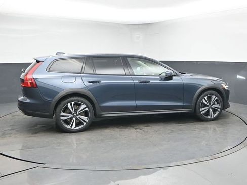 Used 2023 Volvo V60 B5 Cross Country Plus image 9