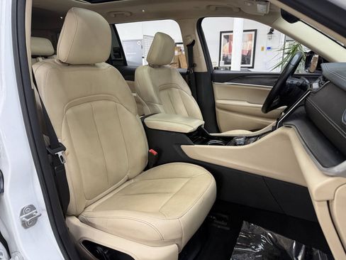 Used 2021 Jeep Grand Cherokee L Limited AWD/4WD image 18