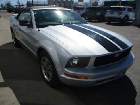 Used 2005 Ford Mustang Premium image 3
