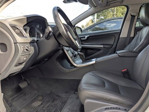 Used 2018 Volvo V60 T5 Cross Country w/ Convenience Package image 2