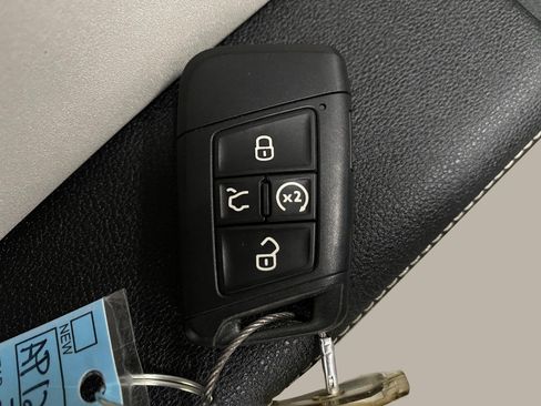 Used 2025 Volkswagen Taos SE image 29