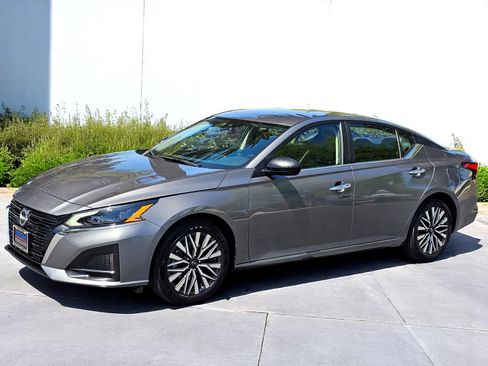 Used 2024 Nissan Altima 2.5 SV image 1