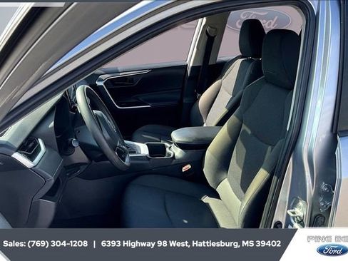 Used 2022 Toyota RAV4 LE image 18