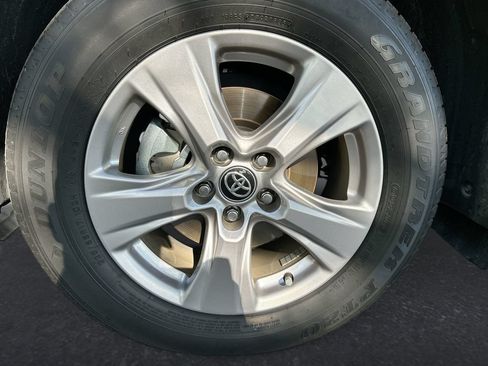 Used 2025 Toyota RAV4 XLE FWD image 10