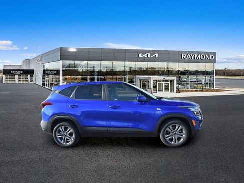 Used 2023 Kia Seltos LX AWD/4WD image 2