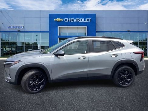 Used 2025 Chevrolet Trax LT FWD image 6