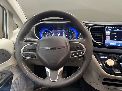 Used 2023 Chrysler Pacifica Touring-L FWD image 33
