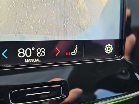 Used 2024 Volvo XC40 B5 Core image 14