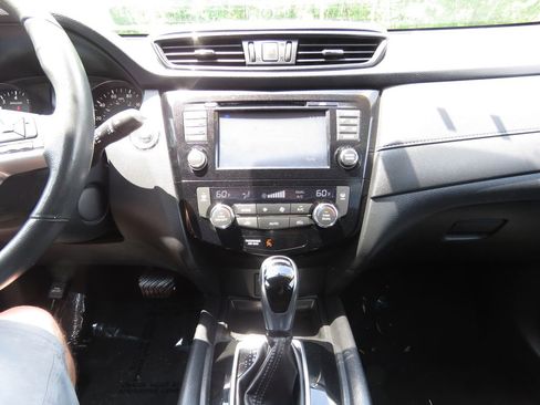 Used 2017 Nissan Rogue SV w/ SV Premium Package AWD/4WD image 29