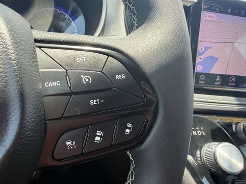 Used 2022 Chrysler Pacifica Touring-L w/ Uconnect Theater Family Group AWD/4WD image 32