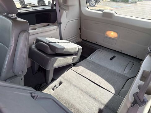 Used 2010 Volkswagen Routan SE FWD image 10