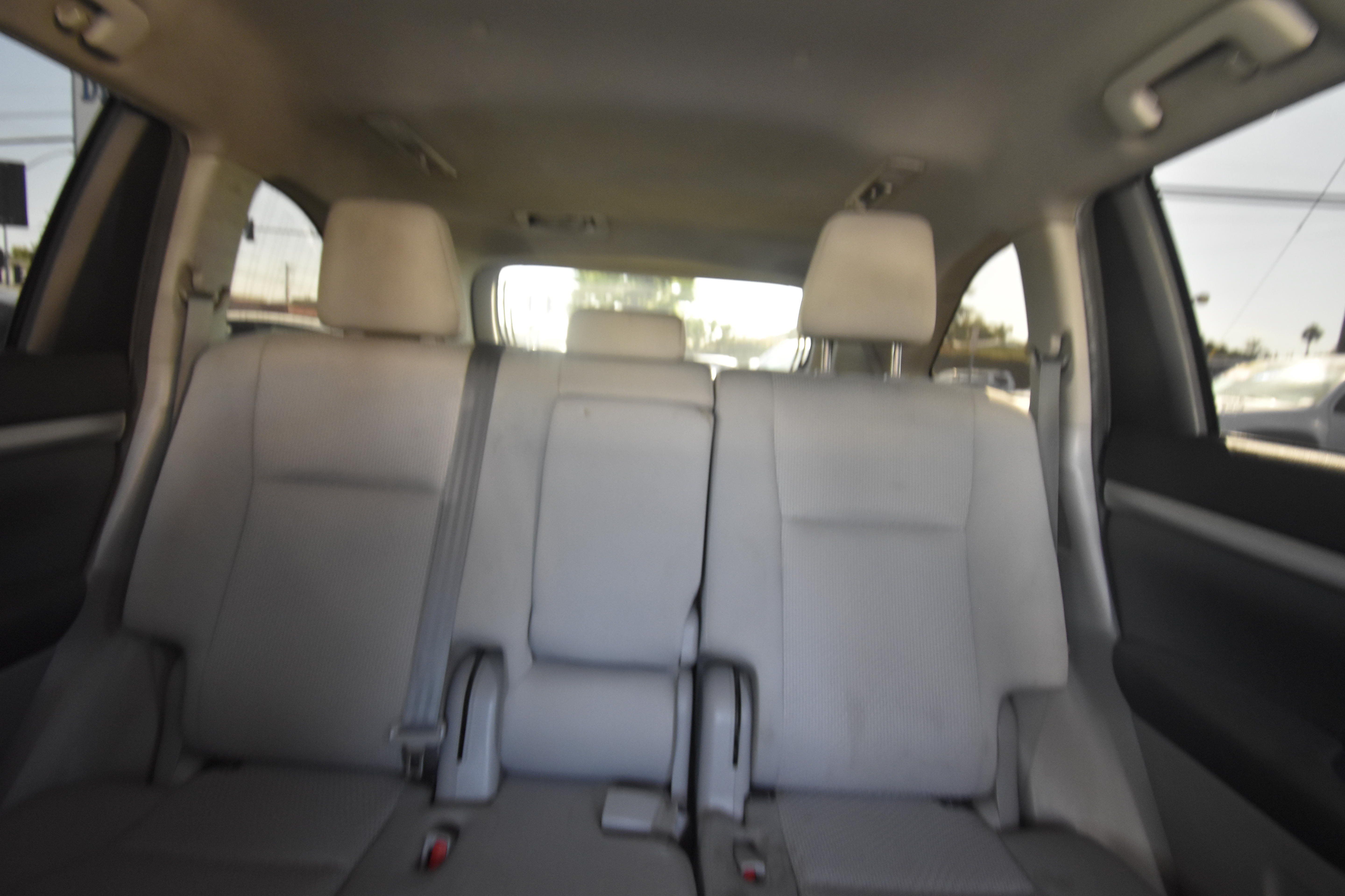 Used 2019 Toyota Highlander LE w/ Carpet Mat Package (TMS) FWD image 9