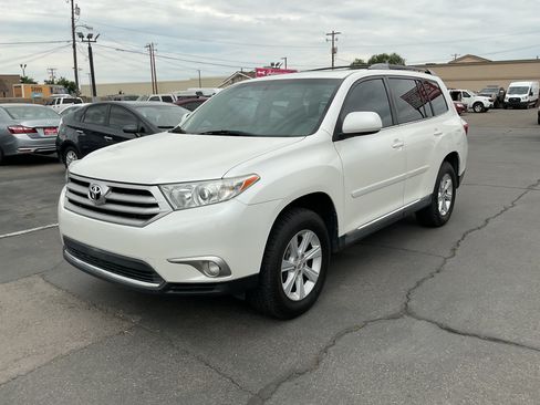 Used 2012 Toyota Highlander SE w/ Tow Pkg AWD/4WD image 2