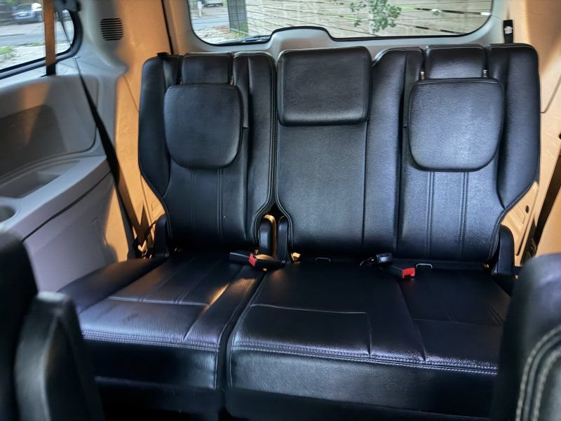 Used 2014 Chrysler Town & Country Touring FWD image 16