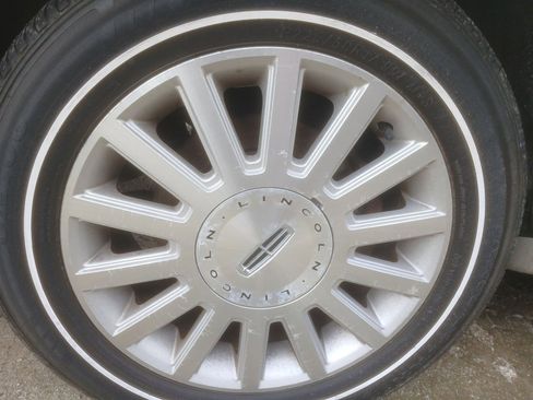 Used 2003 Lincoln Town Car Signature image 32