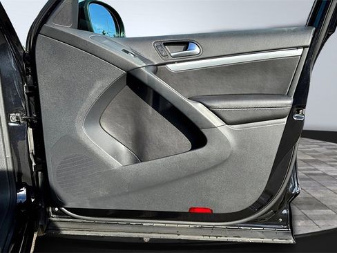 Used 2016 Volkswagen Tiguan R-Line image 24