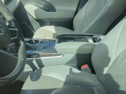 Used 2021 Toyota Highlander Platinum image 5